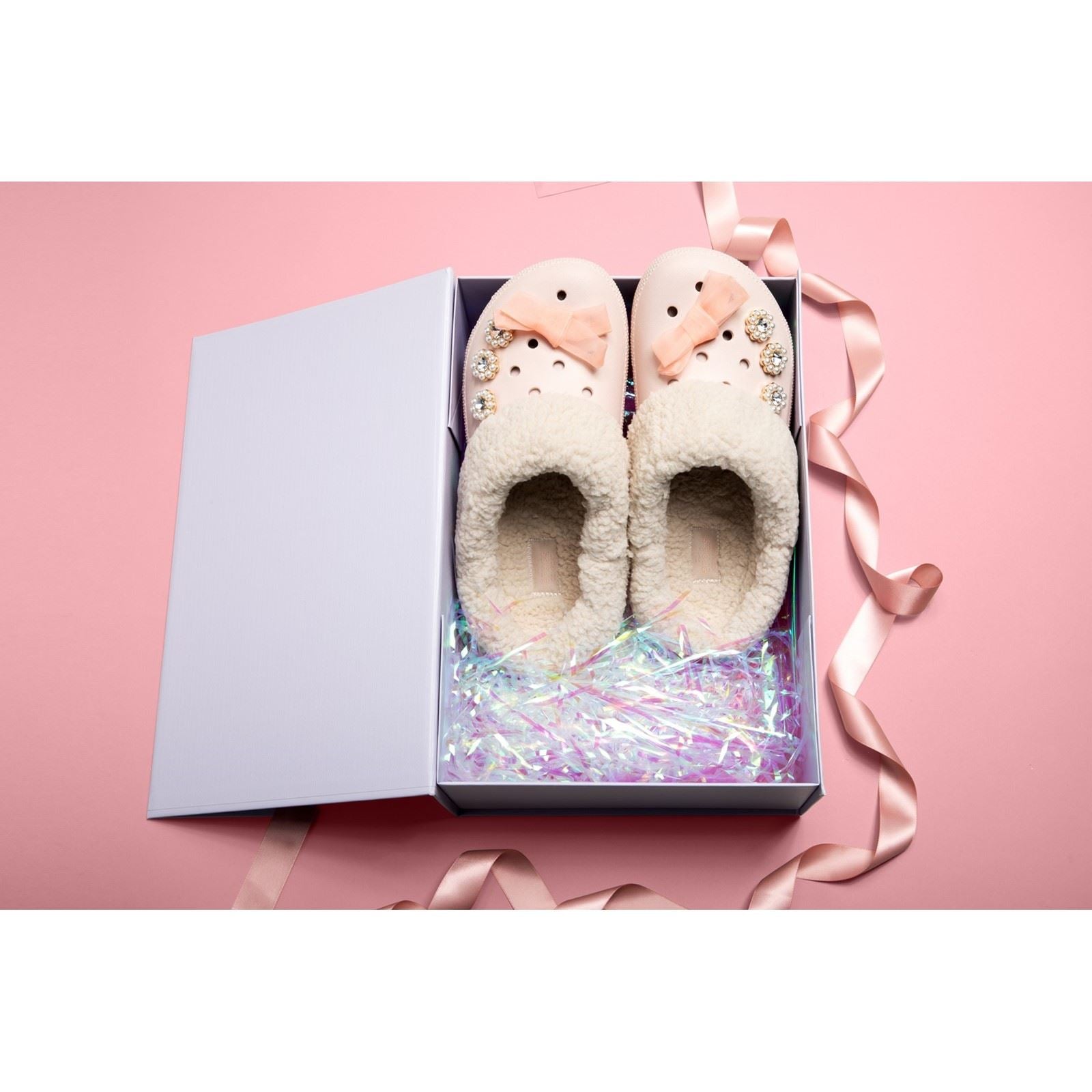 Crocs Classic Blitzen IV Chaussons en quartz pour femmes en Synthétique