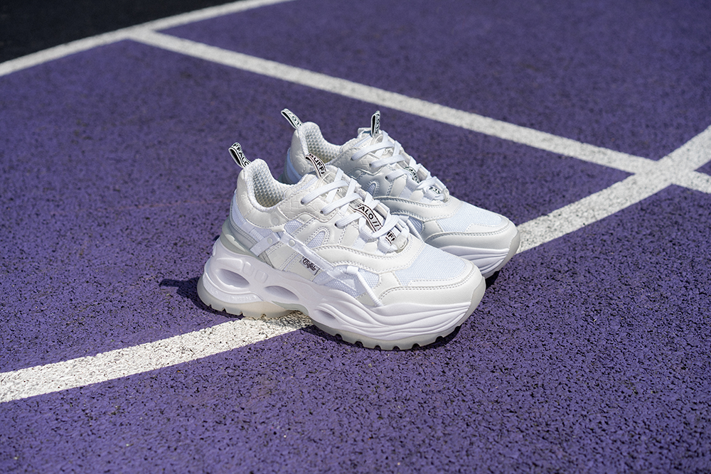 Chunky AND funky, the Buffalo Triplet Hollow trainer