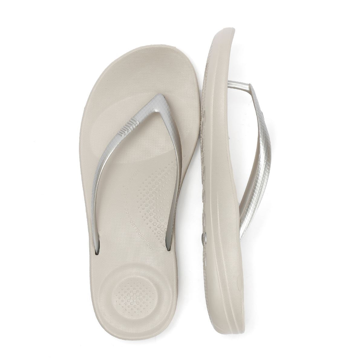 FitFlop Iqushion Ergonomic Tongs En Caoutchouc Pour Femmes Argentées